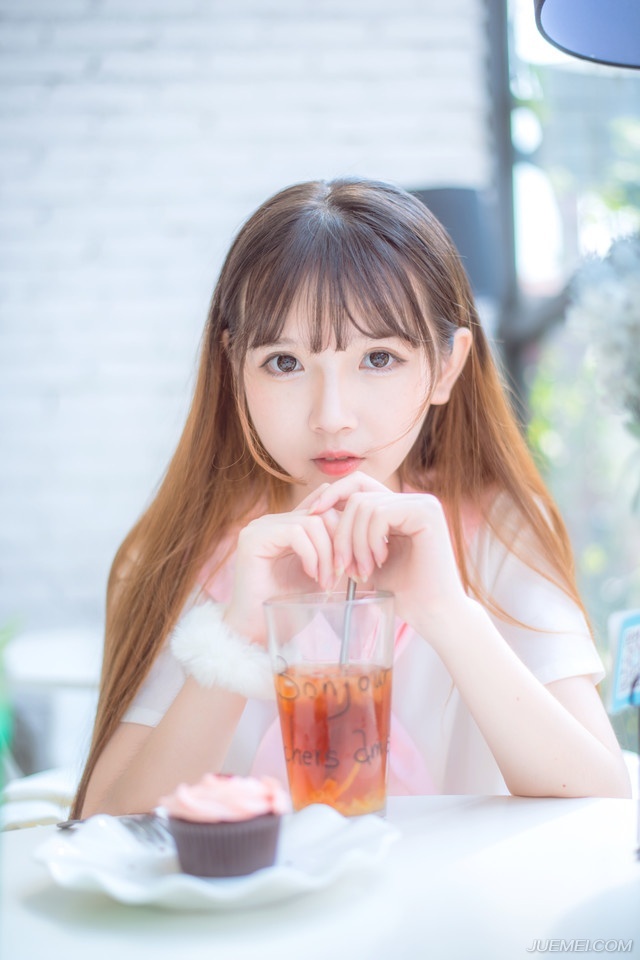 “原来如此，难怪敢硬撼我弩阵，只是不知那滕盾能支撑多久？”魏延闻言点点头，令旗挥动，继续保持着箭簇的射击，同时开始前移，三排人马不断调动着方位，前排的射手将箭匣射空之后，迅速后退，后排射手紧跟着继续射击，形成连绵不断的箭簇压制，而严颜也开始缩小阵型，向这边开来。